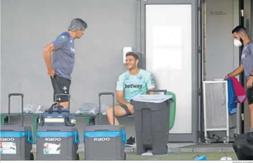  ?? ANTONIO PIZARRO ?? Joaquín, uno de los últimos afectados por el Covid-19 en el Betis, dialoga con su entrenador, Manuel Pellegrini.