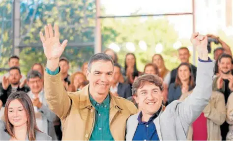  ?? // EP ?? Sánchez y el candidato socialista, Eneko Andueza, ayer en el bilbaíno Palacio Euskalduna
