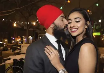  ?? FRANK GUNN/THE CANADIAN PRESS ?? NDP Leader Jagmeet Singh poses with Gurkiran Kaur Sidhu after proposing at an engagement party Tuesday.