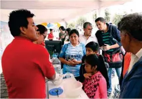  ??  ?? INFORMACIÓ­N. Stands de la Cruz Roja permitiero­n a los ciudadanos conocer de su trabajo en prevención, rescate y salud.