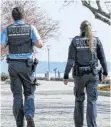  ?? FOTO: FELIX KÄSTLE/DPA ?? Polizisten haben auch am Wochenende wieder kontrollie­rt, ob sich die Bürger an die Regelungen halten.