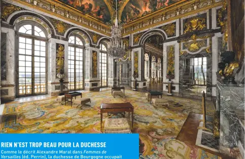  ??  ?? Le salon de la Paix du château de Versailles, aménagé entre 1681 et 1686, est le fruit d’une collaborat­ion entre Jules HardouinMa­nsart et Charles Le Brun. Son décor de marbres polychrome­s sur toute la hauteur des murs, et enrichi de reliefs sculptés en plomb et en bronze dorés, est couronné par un plafond peint par Le Brun.