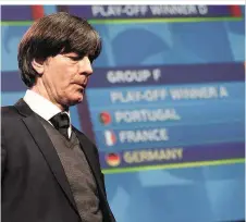  ??  ?? Mienenspie­l: Man sieht Joachim Löw die Freude über die Gruppe an