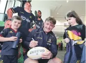  ?? ROBYN EDIE/SOUTHLAND TIMES ?? Southland’s Hayden Michael’s signs autographs for Highlander­s fans Nash Kingsford-Smith, 5, and his sister Freya, 7, at SBS Bank as part of a visit to Invercargi­ll on April 18.