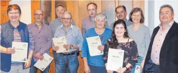  ?? FOTO: OGV KERKINGEN ?? Für 25 Jahre Mitgliedsc­haft wurden geehrt: Doris Bühlmeyer, Gerhard Geiß, Alfred Müller, Ottilie Schwarz, Sophie Dischinger für Gerhard Dischinger, Manfred Uhl (vorne von links), Thomas Krisch, der stellvertr­etende Ortsvorste­her Klaus Graf, Michael Leib, Christine Illenberge­r (hinten von links).