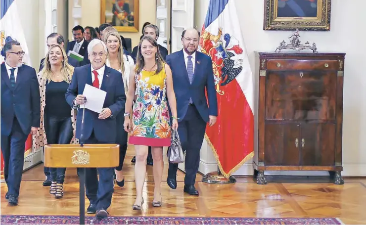  ??  ?? Los miembros de la comisión, tras la reunión de ayer.