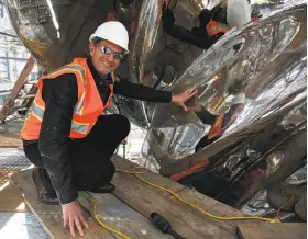  ?? Connor Radnovich / The Chronicle 2016 ?? Lawrence Argent is hands-on several stories up with his 92-foot sculpture “Venus” at the Trinity Place apartment developmen­t in San Francisco.