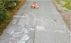  ??  ?? Die Cousinen Tabea, 5, und Emely, 5, aus Kaufering haben dieses schöne, große Fan tasiegemäl­de gemalt.