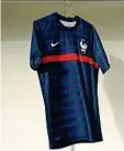  ??  ?? De gauche à droite et de haut en bas : le maillot domicile de l’Italie celui des Pays-Bas, celui de l’Angleterre et celui de la France