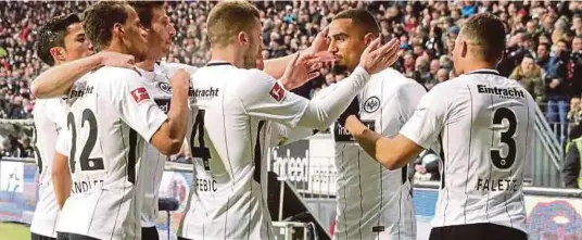  ??  ?? Boateng (dua dari kanan) meraikan jaringanny­a dengan rakan sepasukan ketika aksi antara Eintracht Frankfurt dan RB Leipzig di Frankfurt Main, Jerman.