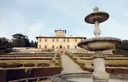  ??  ?? Villa La Petraia a Castello, qui per 112 metri quadrati l’affitto è di 257 euro invece che di oltre 1.500