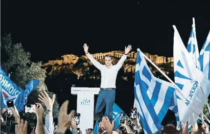  ?? Core pneernre l CFP ?? Mitsotakis, saludando a sus partidario­s durante el cierre de campaña, el viernes, en Atenas