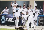  ??  ?? GOZANDO. Stephen Morales (12) y sus Sultanes están a dos triunfos de ser los campeones nacionales del Béisbol Superior Doble A.