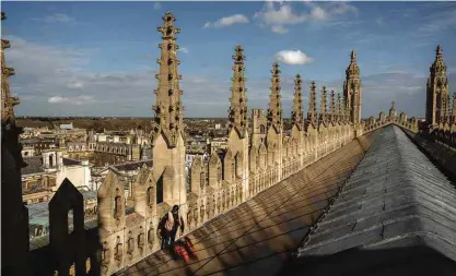  ?? Hannah Reyes Morales/The New York Times ?? Telhado da Capela do King’s College em Cambridge, Inglaterra, com painéis solares