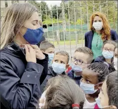  ??  ?? Perrine se pare du collier offert par la jeune Mervedi, les yeux pleins d’étoiles comme tous ses petits camarades