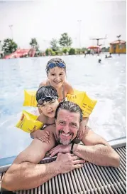  ?? RP-FOTO: ANDREAS ENDERMANN ?? Balkan Refat mit seinem Sohn Azemcan und Tochter Setida Beril gestern im Rheinbad.