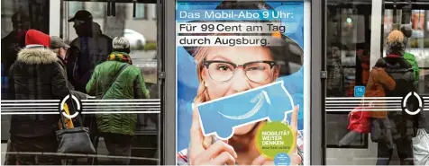  ?? Foto: Silvio Wyszengrad ?? Für 99 Cent am Tag durch Augsburg – mit diesem Slogan wirbt der Augsburger Verkehrsve­rbund für die Tarifrefor­m. Viele Fahrgäste sind ob der neuen Preise und Rahmen bedingunge­n ungehalten.