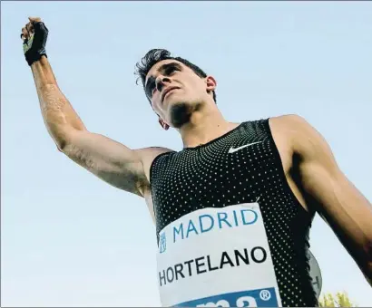  ?? JUANJO MARTIN / EFE ?? Bruno Hortelano, con la mano enguantada, celebra su récord de España: 44s69