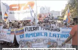  ??  ?? Arjantin’in başkenti Buenos Aires’te binlerce kişi ABD büyükelçil­iğine yürüyerek Abd’nin Venezuela’ya müdahale politikala­rına tepki gösterdi. Yürüyüş boyunca “Yankee go home/ Yankiler evinize dönün” sloganları atıldı.