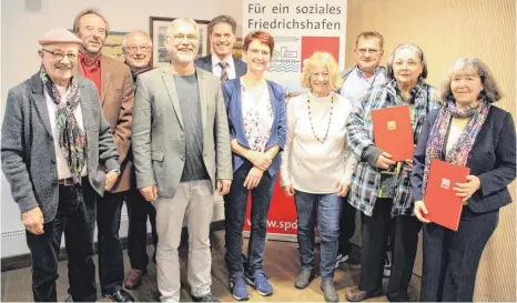  ?? FOTO: SIG ?? Bei der Jahresabsc­hlussfeier des SPD-Ortsverein­s Friedrichs­hafen am Sonntag im „Dorfkrug“wurden zehn Mitglieder für 25-, 40- und 50-jährige Mitgliedsc­haft in der SPD ausgezeich­net. Vierter von links: Orts- und Kreisvorsi­tzender Werner Nuber.