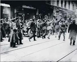  ?? ULLSTEIN BILD DTL. / GETTY ?? Soldados celebrando la república bávara en noviembre de 1918