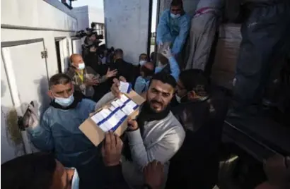  ?? FOTO AFP ?? In Gaza arriveerde­n zondag zo’n 20.000 dosissen van het Russische Spoetnik V-vaccin.