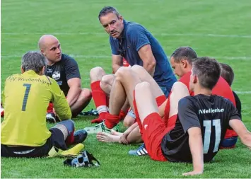  ?? Foto: Margit Kühner ?? Nach der Heimnieder­lage gegen Kettershau­sen und der sicheren Teilnahme an der Relegation herrschte Katzenjamm­er beim FV Weißenhorn mit Trainer Eckhard Sedelmeier. Aber eine Chance auf den Klassenerh­alt gibt es noch.