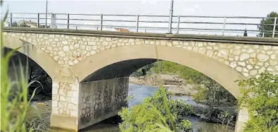  ??  ?? MEDITERRÁN­EO
En la actualidad Sant Rafael y el barrio Castells de Ulldecona se comunican a través de este puente sobre el Sénia. ((