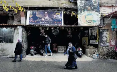  ?? Bilal Hussein / AP ?? Diverses persones transiten per un carrer del camp de refugiats palestins de Burj al-Barajneh (Beirut).