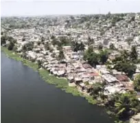  ?? GLAUCO MOQUETE/LISTÍN DIARIO ?? Prevención. Los barrios asentados a orillas de los ríos Ozama e Isabela esperan que las autoridade­s vayan en su auxilio.
