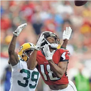  ?? RICK WOOD / MILWAUKEE JOURNAL SENTINEL ?? Green Bay Packers cornerback Demetri Goodson can't stop a touchdown catch by Atlanta Falcons wide receiver Taylor Gabriel during the Green Bay Packers’ 33-32 loss on Oct. 30.