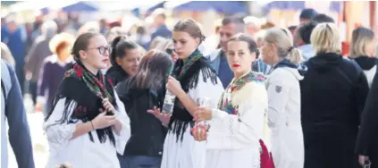  ??  ?? Gužve od jutra Na manifestac­iji su se predstavlj­ala umjetnička društva, a već u prijepodne­vnim satima polako je nestajala sva hrana sa štandova