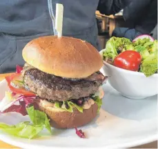  ?? FOTO: NYF ?? Mahlzeit: Ein klassische­r, saftiger Burger mit einem frischen Salat stillt den Hunger in der Mittagspau­se.