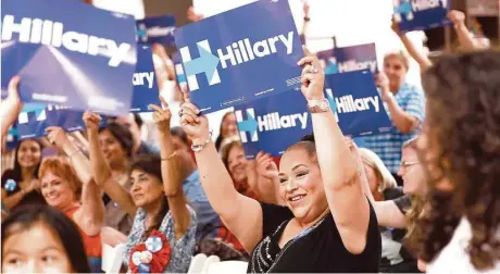  ?? Fotos de Eric Gay / AP ?? Erika Jaramillo (centro) participa de un acto en apoyo a la candidata presidenci­al del partido demócrata, Hillary Clinton, en San Antonio.