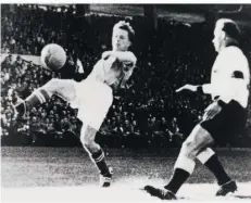  ?? ?? Internatio­nal gegen Deutschlan­d: Werner Otto (links) 1953 im Qualifikat­ionsspiel zur Weltmeiste­rschaft zwischen Deutschlan­d und dem Saarland in Stuttgart (3:0). Sein Gegenspiel­er ist der eisenharte Herbert Erhardt.