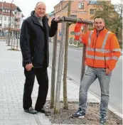  ?? Fotos: Stadt Lauingen ?? Bürgermeis­ter Wolfgang Schenk (links) und Tobias Trebs vom Tiefbauamt auf dem neuen Pflaster.
