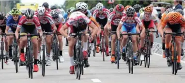  ?? FOTO FV ?? Nieuweling Quinten Vandermeer (in het midden met gebogen hoofd) won zondag in Alken de pelotonspu­rt als afsluiter voor de examens.