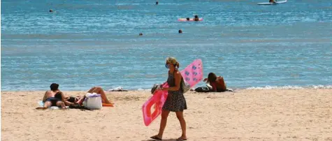  ?? Foto: Clara Margais, dpa ?? Wie leer oder wie voll werden die Strände sein? Was wird erlaubt sein? Das dürften viel gestellte Fragen zum Sommerurla­ub 2021 sein.