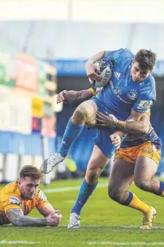  ??  ?? L’ailier du Leinster Jordan Larmour a inscrit l’essai de la victoire, laissant Stuart Hogg et les Chiefs d’Exeter au sol. Les Anglais, tenants du titre, sont éliminés.