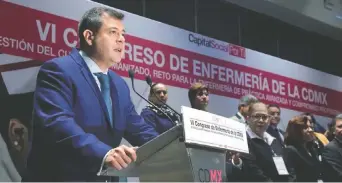  ??  ?? El jefe de Gobierno, José Ramón Amieva, dijo que el cambio a los estatutos de los apoyos sociales para ayudar a las trabajador­as de la salud se publicarán en la Gaceta Oficial de la Ciudad de México.