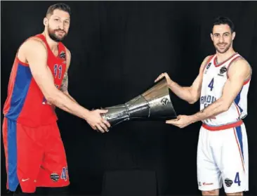  ??  ?? Nikita Kurbanov, alero y capitán del CSKA, con Dogus Balbay, tercer base y capitán del Anadolu Efes.