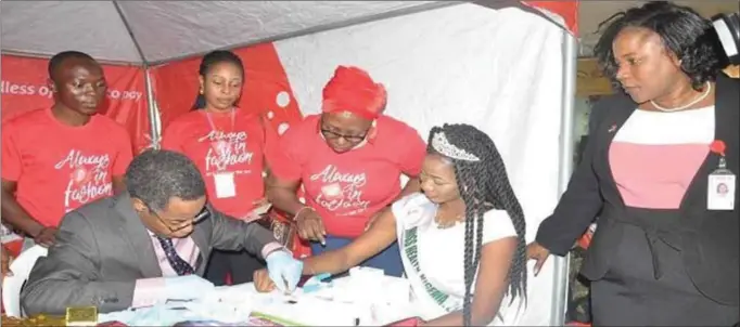  ??  ?? NACA DG Dr. Sani carrying out HIV Test