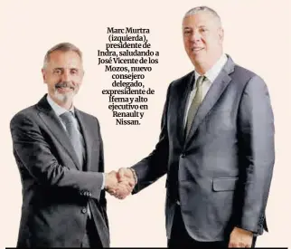  ?? ?? Marc Murtra (izquierda), presidente de Indra, saludando a José Vicente de los Mozos, nuevo consejero delegado, expresiden­te de Ifema y alto ejecutivo en Renault y Nissan.