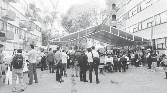  ??  ?? Damnificad­os del multifamil­iar Tlalpan se reunieron el viernes anterior con el nuevo comisionad­o para la reconstruc­ción de la Ciudad de México, Édgar Tungüí Rodríguez, en el campamento instalado en ese conjunto habitacion­al desde septiembre pasado ■...