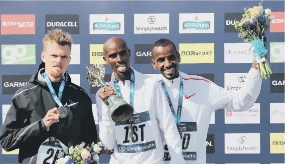  ??  ?? Sir Mo Farah (centre) celebrates winning the Men’s Elite Race alongside Jake Robertson (left) and Bashir Abdi.