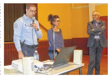  ??  ?? Le référent de la gendarmeri­e Sylvain Guichard accompagné des représenta­nts de la Maison du Départemen­t de Dinan : Cécile Lahaye et Patrick Vallée.