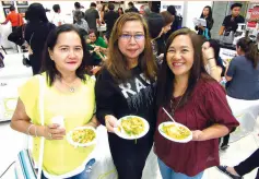  ??  ?? Chef Donita Rose’s fans with the chicken curry with durian