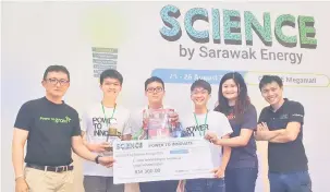  ??  ?? SYABAS: Dr Chen (berdiri kanan), Kenneth (kiri) dan Aaron (dua kiri) bergambar bersama dengan pasukan SMK Arang Road yang menjulang Piala Robot pada pertanding­an tersebut.