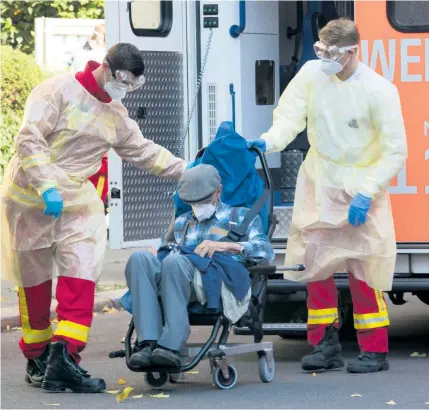  ??  ?? Notfallsan­itäter der Berliner ceuerwehr im Einsatz unter Corona-Bedingunge­nK