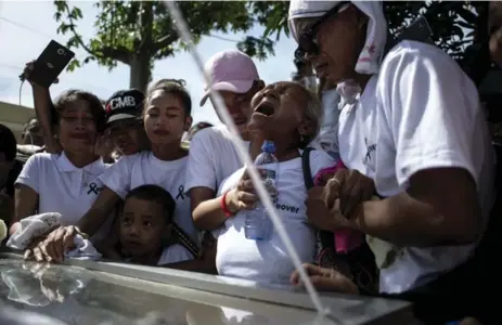  ?? NOEL CELIS/AFP/GETTY IMAGES ?? Family members mourn the death of an alleged drug dealer Leover Miranda on Sunday. More than 3,000 suspects have died in a drug crackdown.